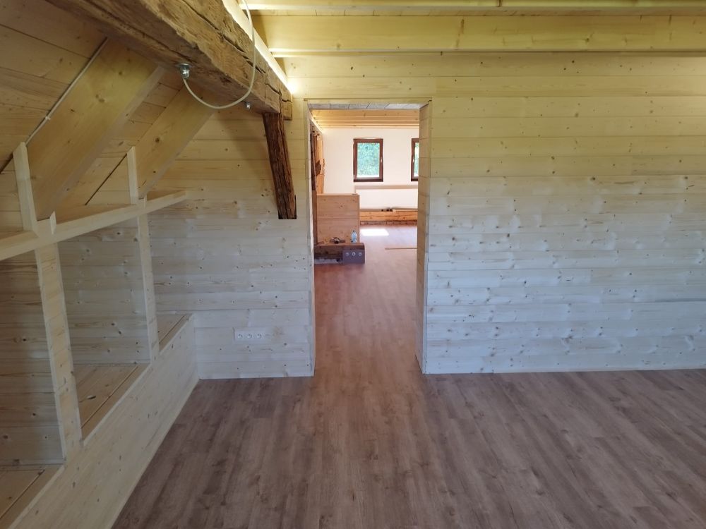 Dřevěné obložení stěn a lepený vinyl — foto 3