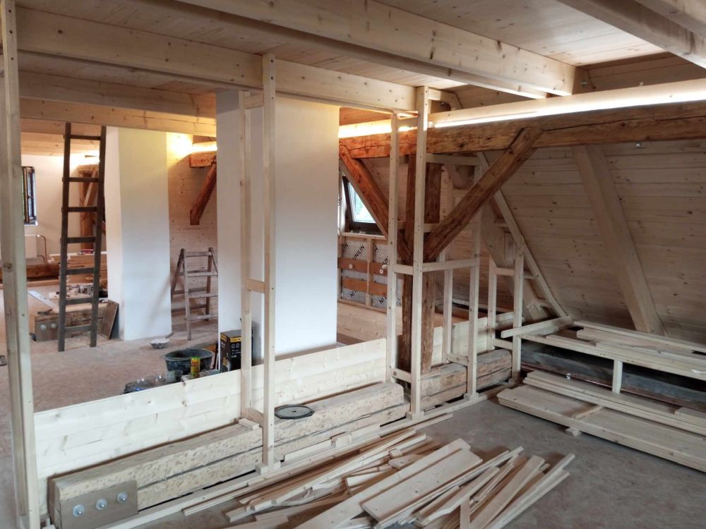 Dřevěné obložení stěn a lepený vinyl — foto 15