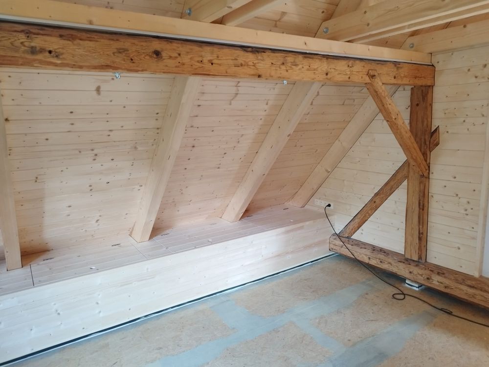 Dřevěné obložení stěn a lepený vinyl — foto 11