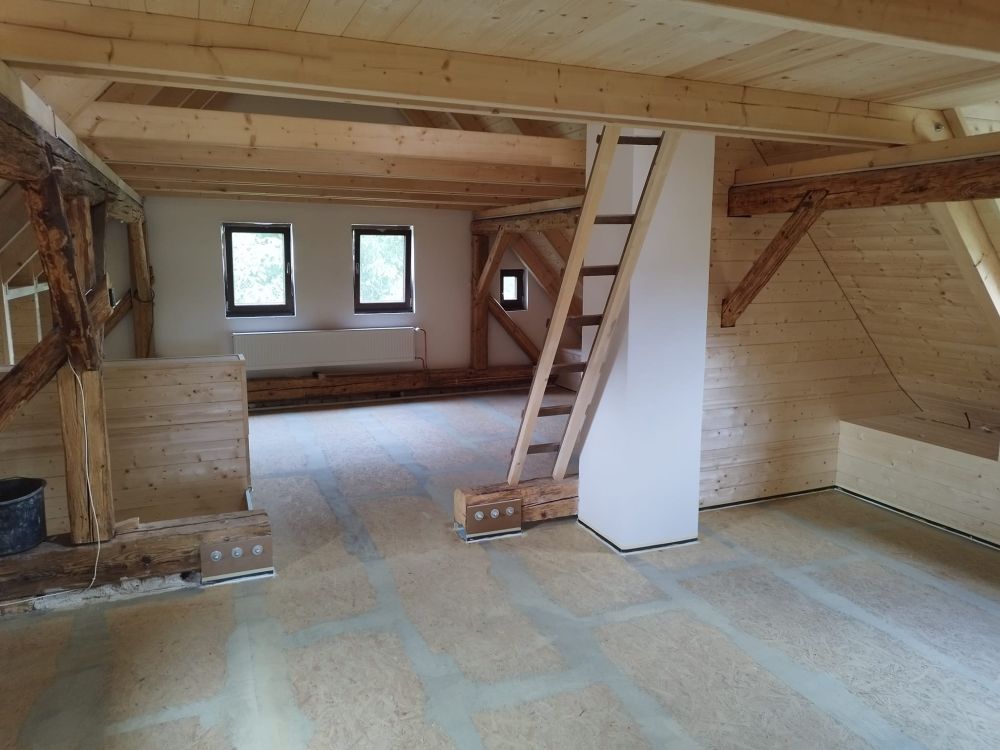 Dřevěné obložení stěn a lepený vinyl — foto 16