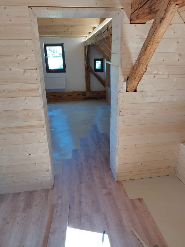 Dřevěné obložení stěn a lepený vinyl — foto 7
