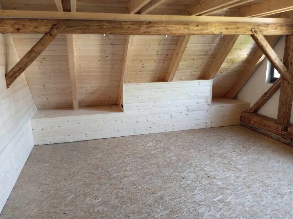 Dřevěné obložení stěn a lepený vinyl — foto 2